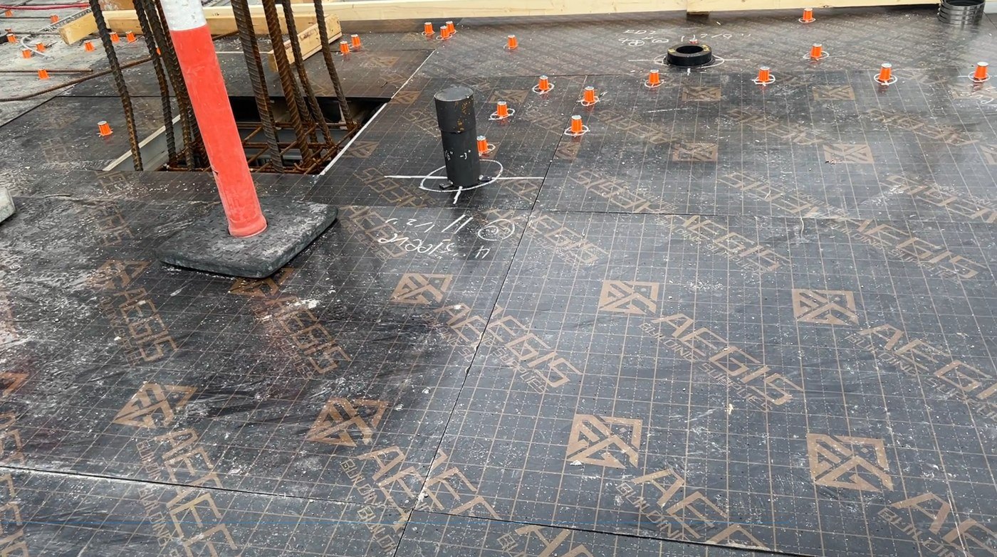 Formply deck between columns
